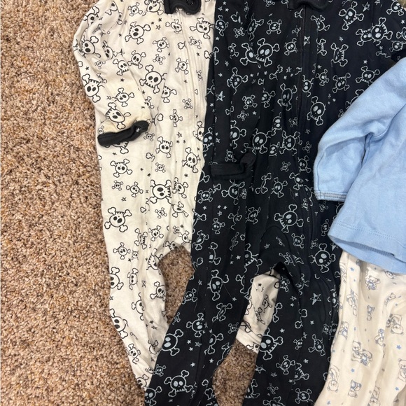 Assorted 3-6 month pajamas - Picture 4 of 9